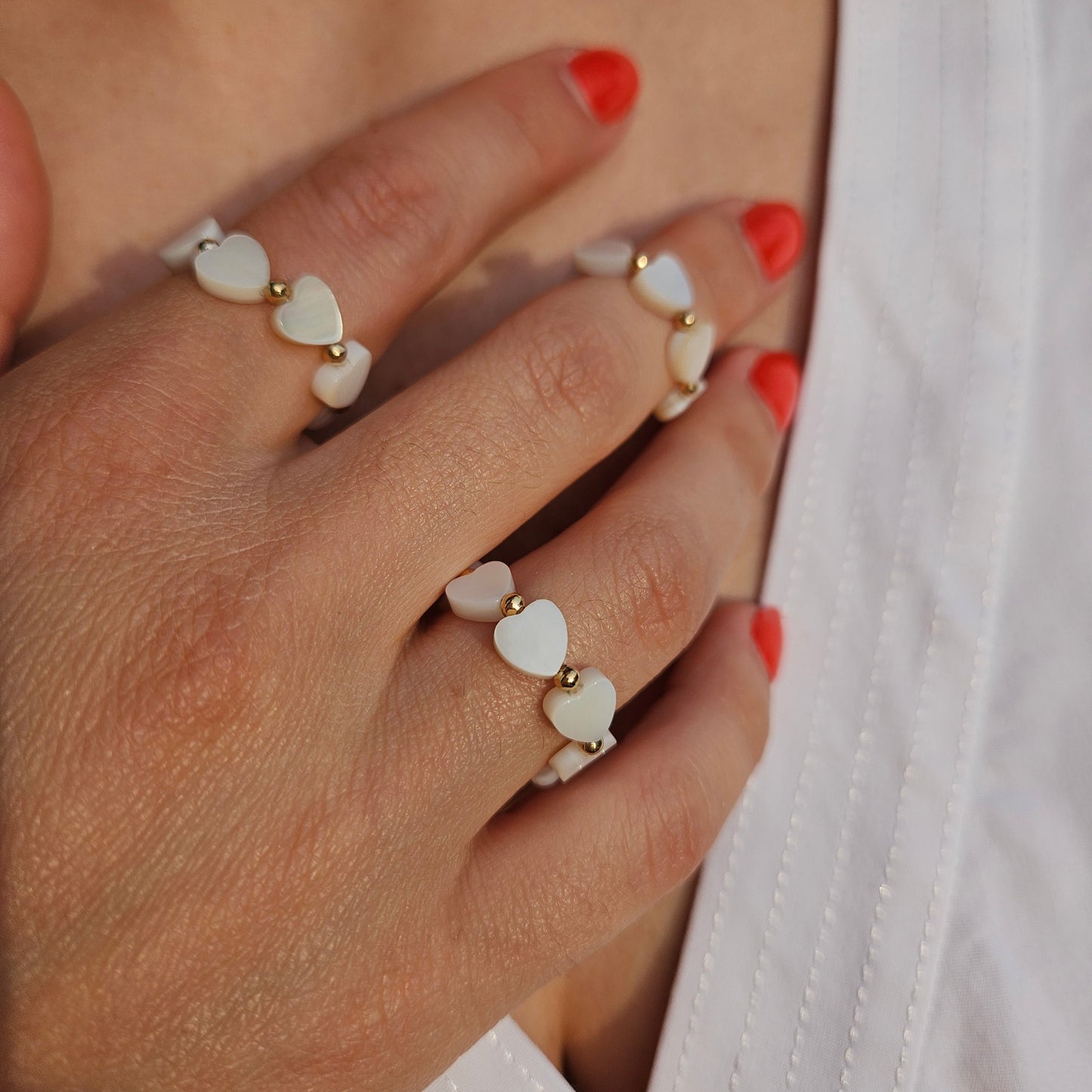 Ring "Porto" – Handgefertigter Muschelperlen-Ring mit vergoldeten Akzenten