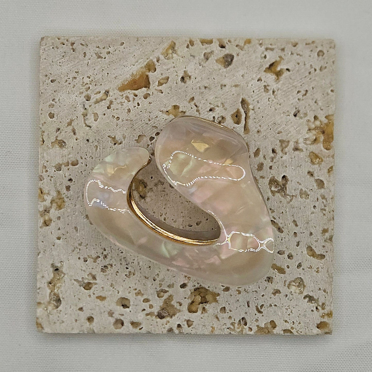 Haarspange „Pearl Wave“ – Goldene Wellenform mit Perlmutt-Effekt
