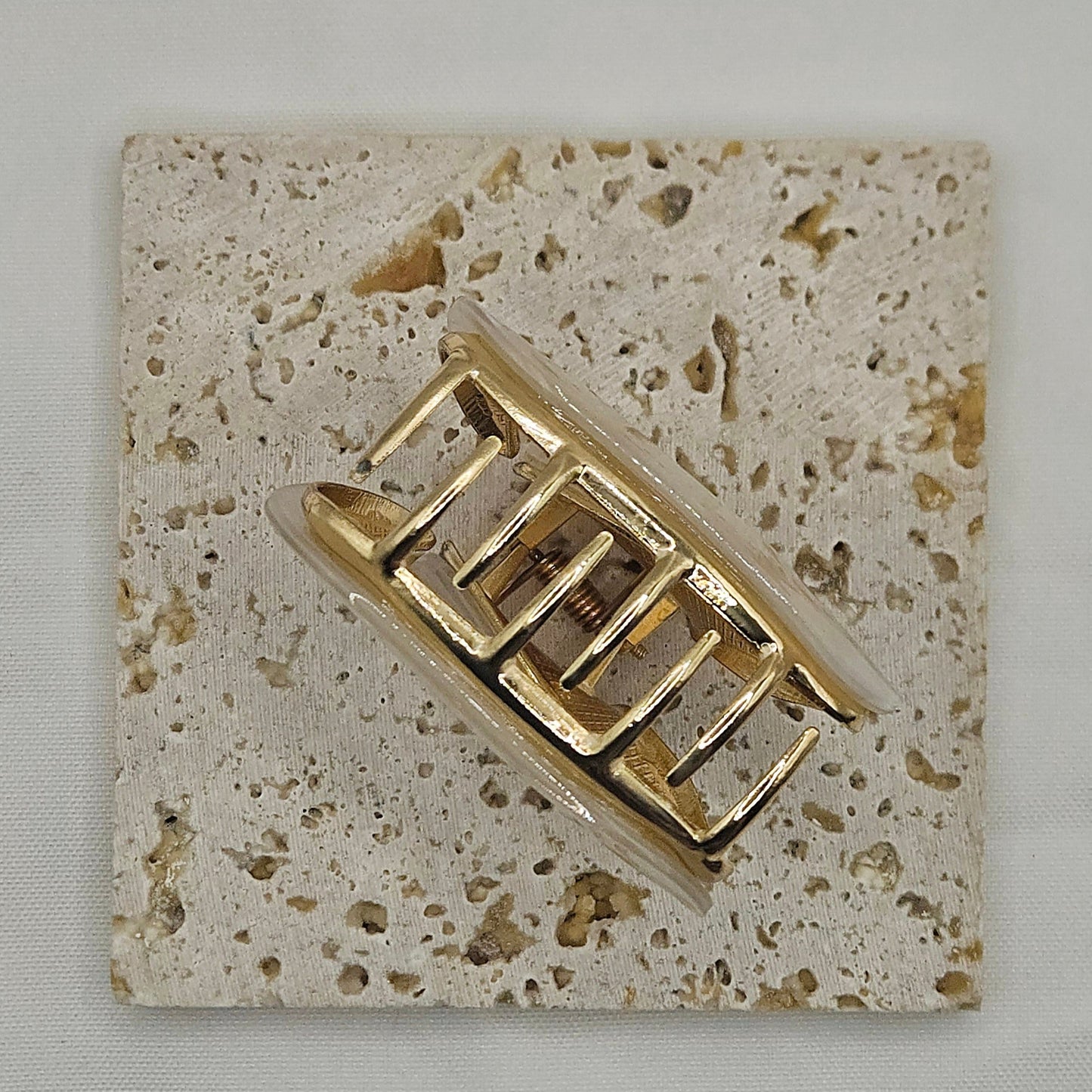 Haarspange „Pearl Wave“ – Goldene Wellenform mit Perlmutt-Effekt