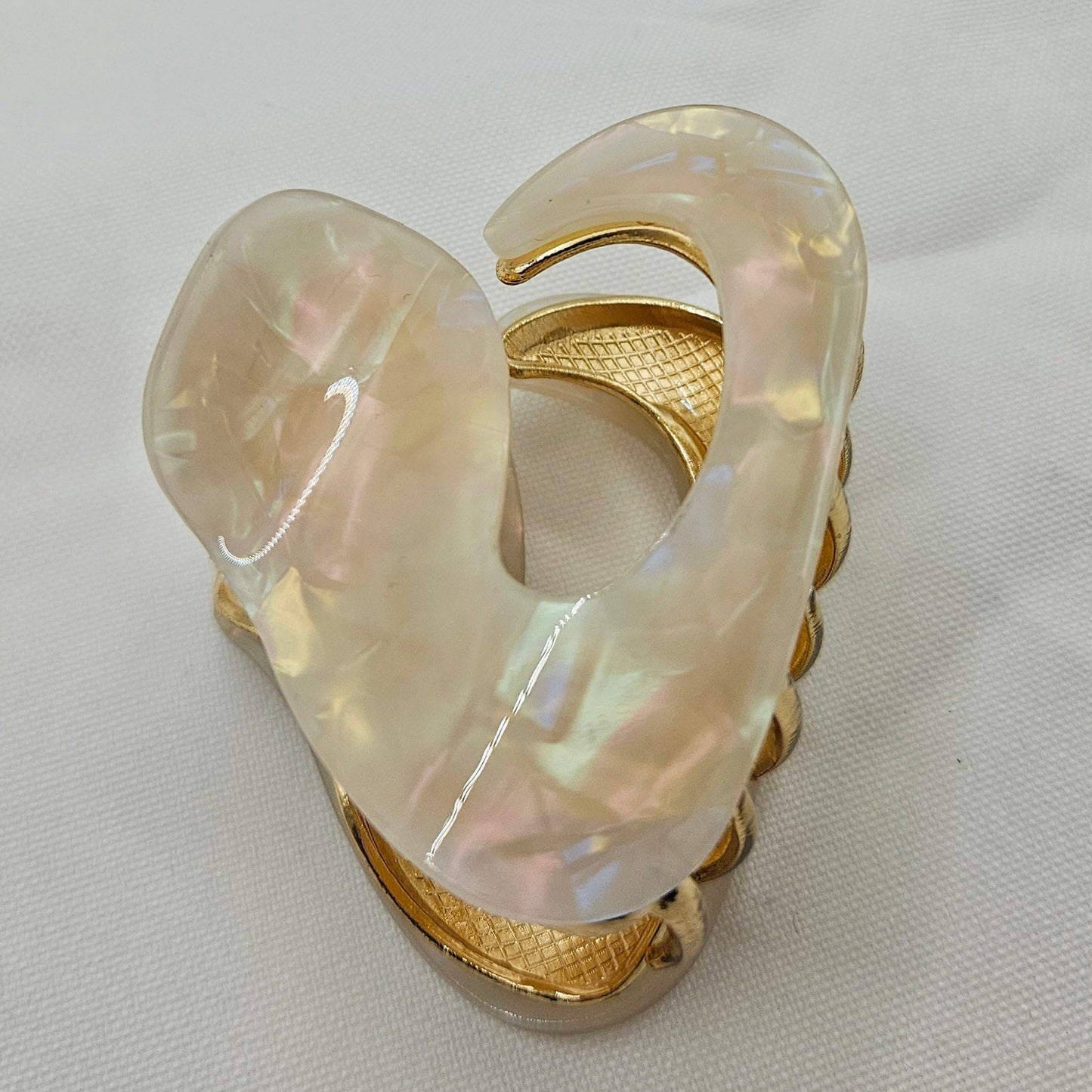 Haarspange „Pearl Wave“ – Goldene Wellenform mit Perlmutt-Effekt