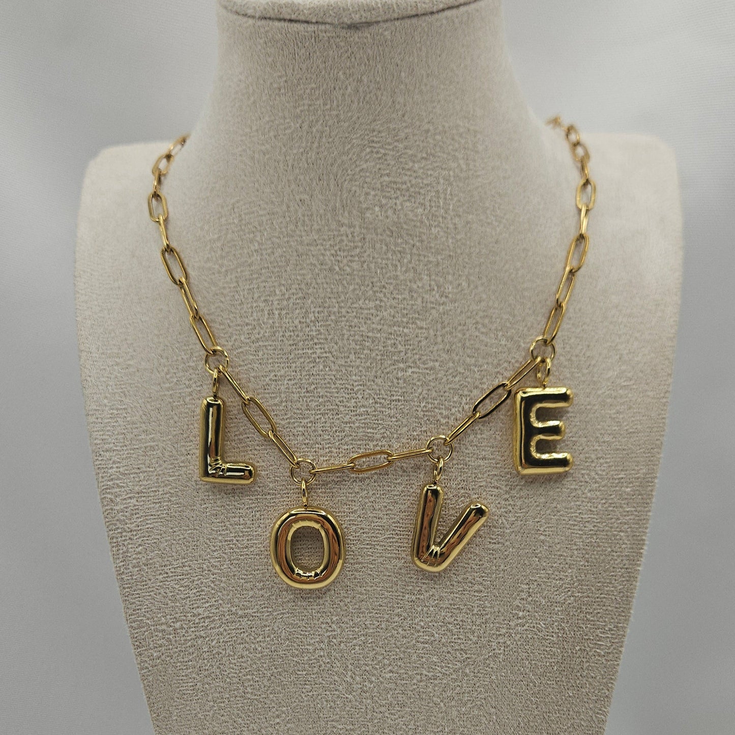 Statement-Kette „LOVE“ – Gliederkette mit Buchstabenanhänger in 18K Edelstahl