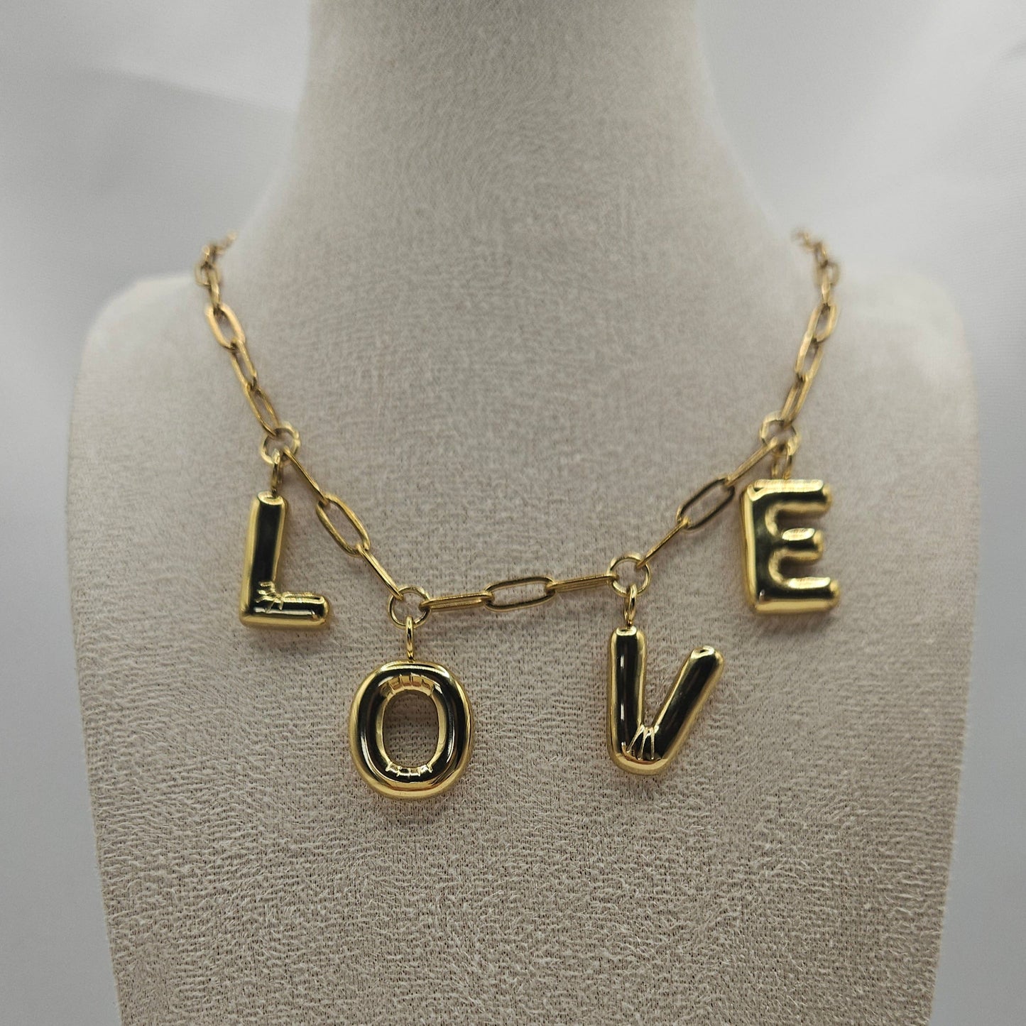 Statement-Kette „LOVE“ – Gliederkette mit Buchstabenanhänger in 18K Edelstahl
