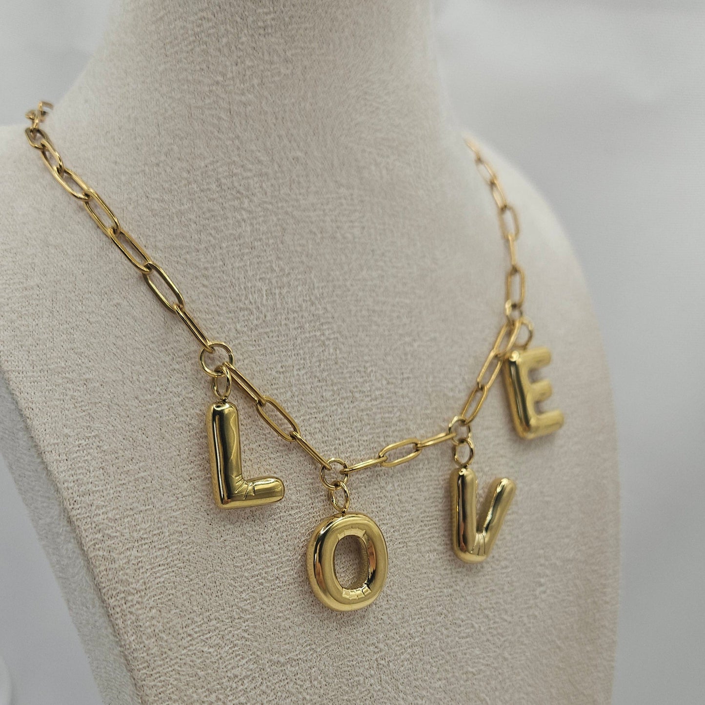 Statement-Kette „LOVE“ – Gliederkette mit Buchstabenanhänger in 18K Edelstahl