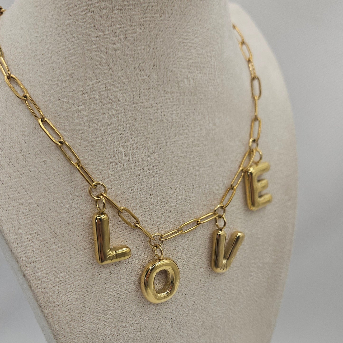 Statement-Kette „LOVE“ – Gliederkette mit Buchstabenanhänger in 18K Edelstahl