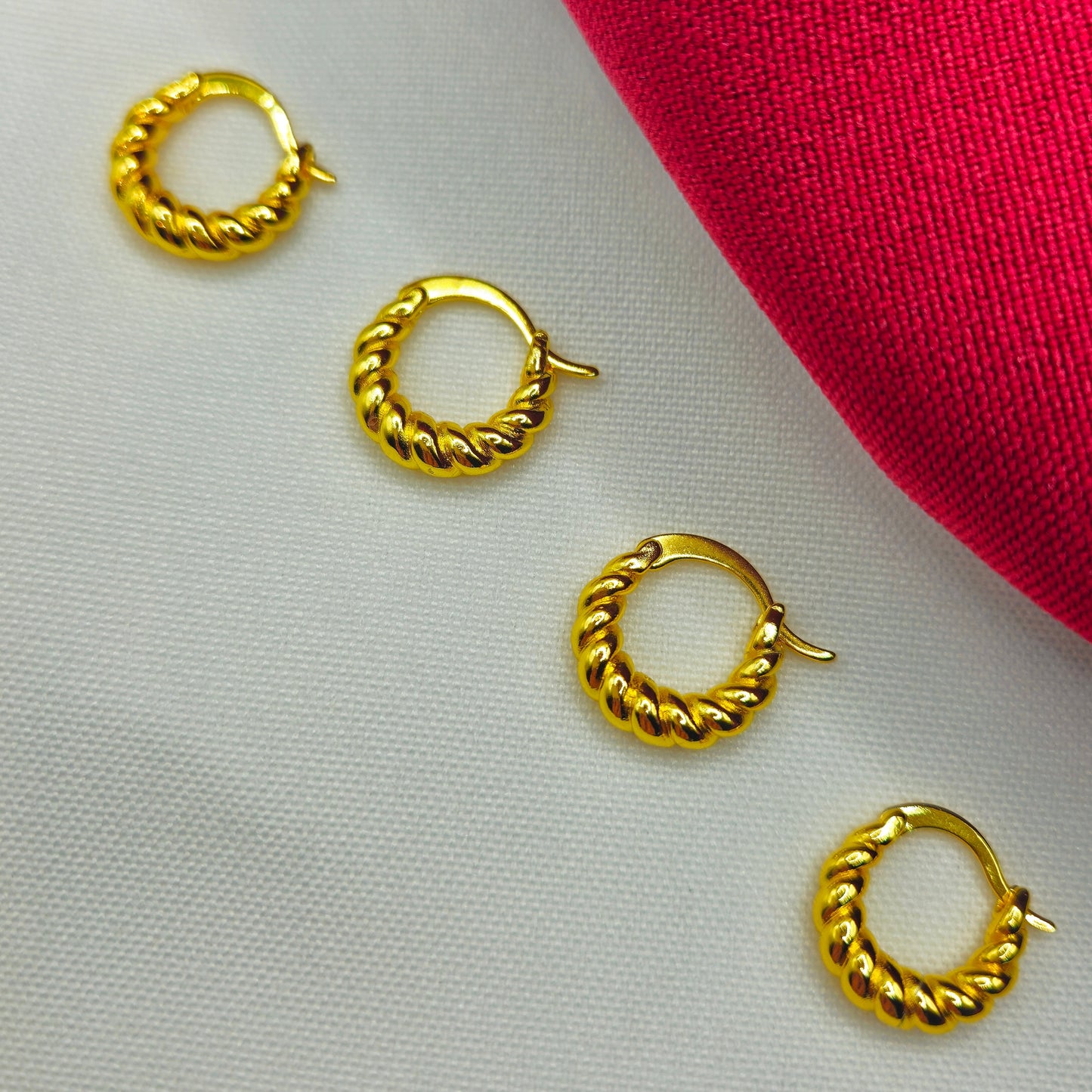 Aurora Mini Hoops - Zeitlose Mini-Creolen mit edler Twist-Struktur