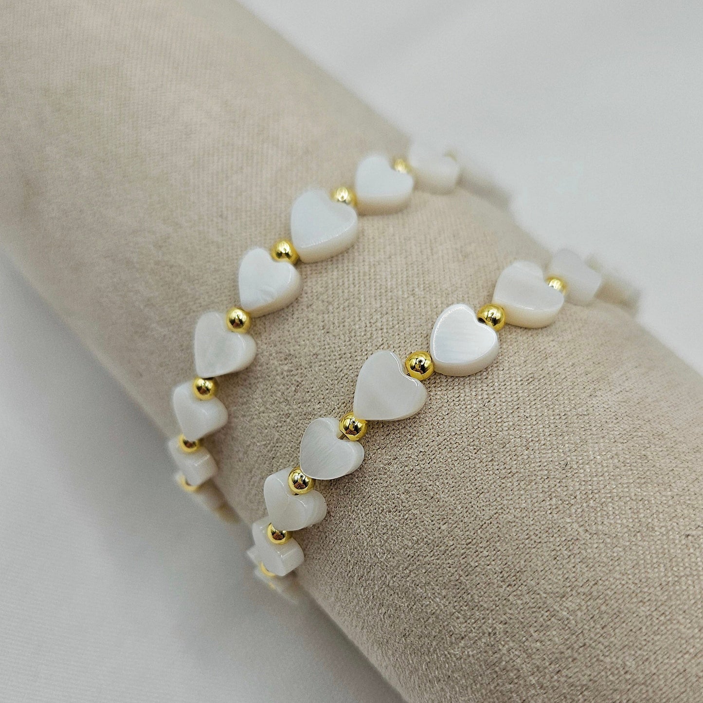 Armband "Porto" – Handgefertigtes Muschelperlen-Armband mit vergoldeten Akzenten