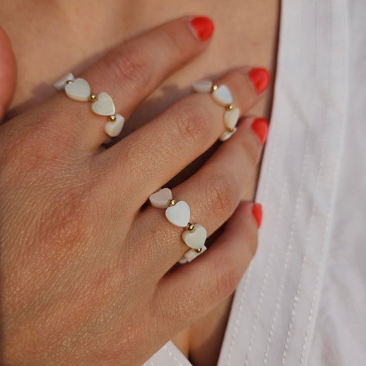 Ring "Porto" – Handgefertigter Muschelperlen-Ring mit vergoldeten Akzenten