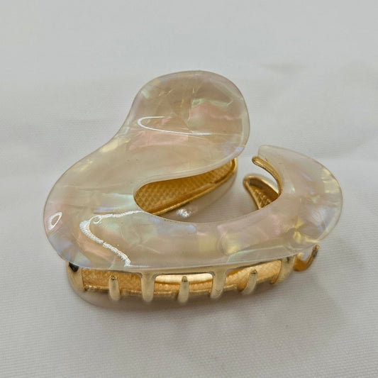 Haarspange „Pearl Wave“ – Goldene Wellenform mit Perlmutt-Effekt