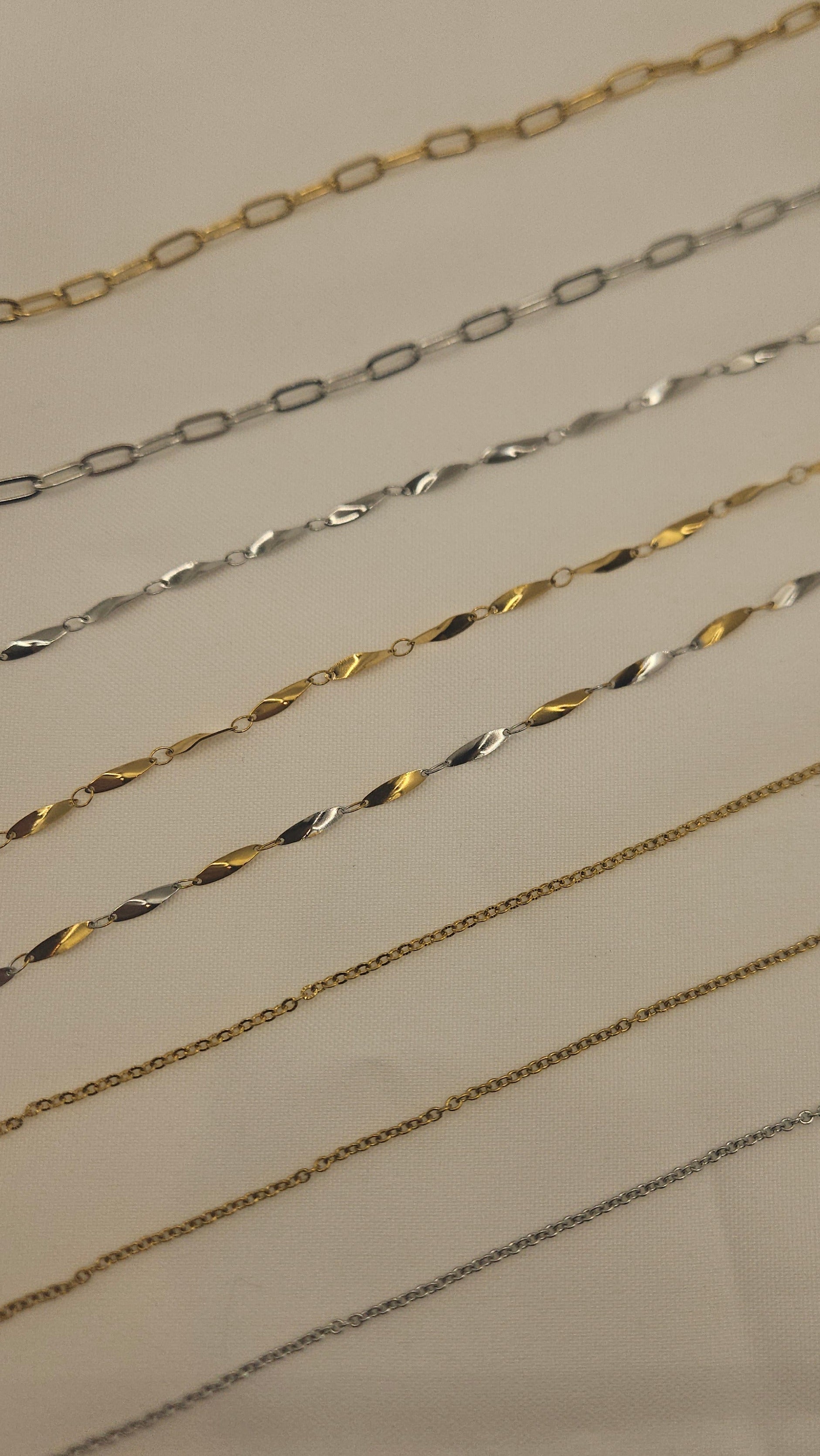 Goldene Halskette mit personalisierbarem Buchstaben