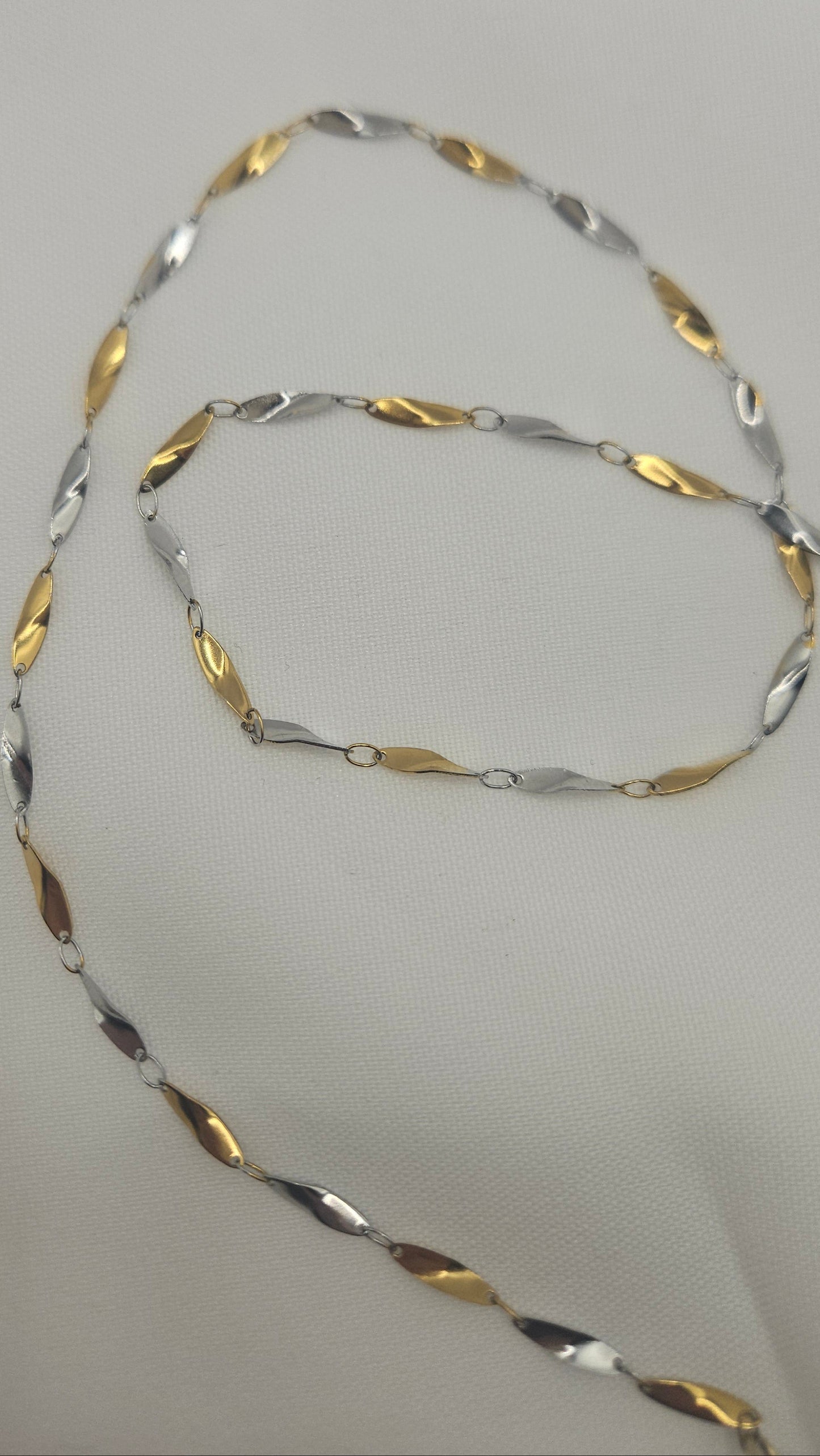Moderne Bubble Letter Halskette in Gold