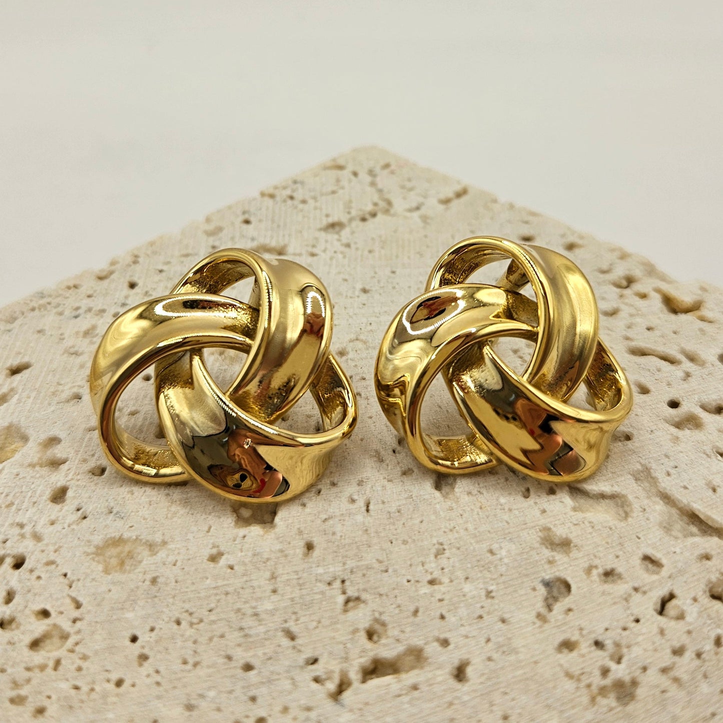Elegante gedrehte Ohrringe mit glänzendem Finish