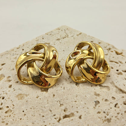 Elegante gedrehte Ohrringe mit glänzendem Finish