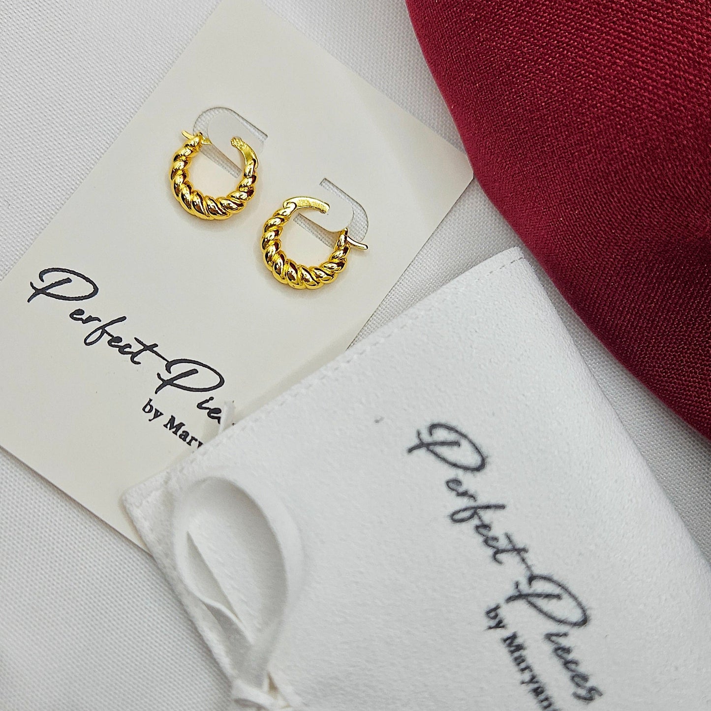 Aurora Mini Hoops - Zeitlose Mini-Creolen mit edler Twist-Struktur