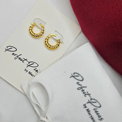 Aurora Mini Hoops - Zeitlose Mini-Creolen mit edler Twist-Struktur