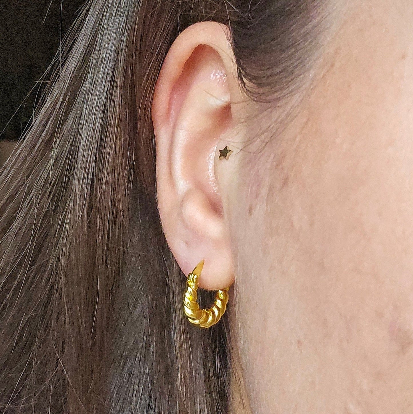 Aurora Mini Hoops - Zeitlose Mini-Creolen mit edler Twist-Struktur