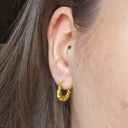 Aurora Mini Hoops - Zeitlose Mini-Creolen mit edler Twist-Struktur