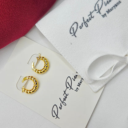 Aurora Mini Hoops - Zeitlose Mini-Creolen mit edler Twist-Struktur