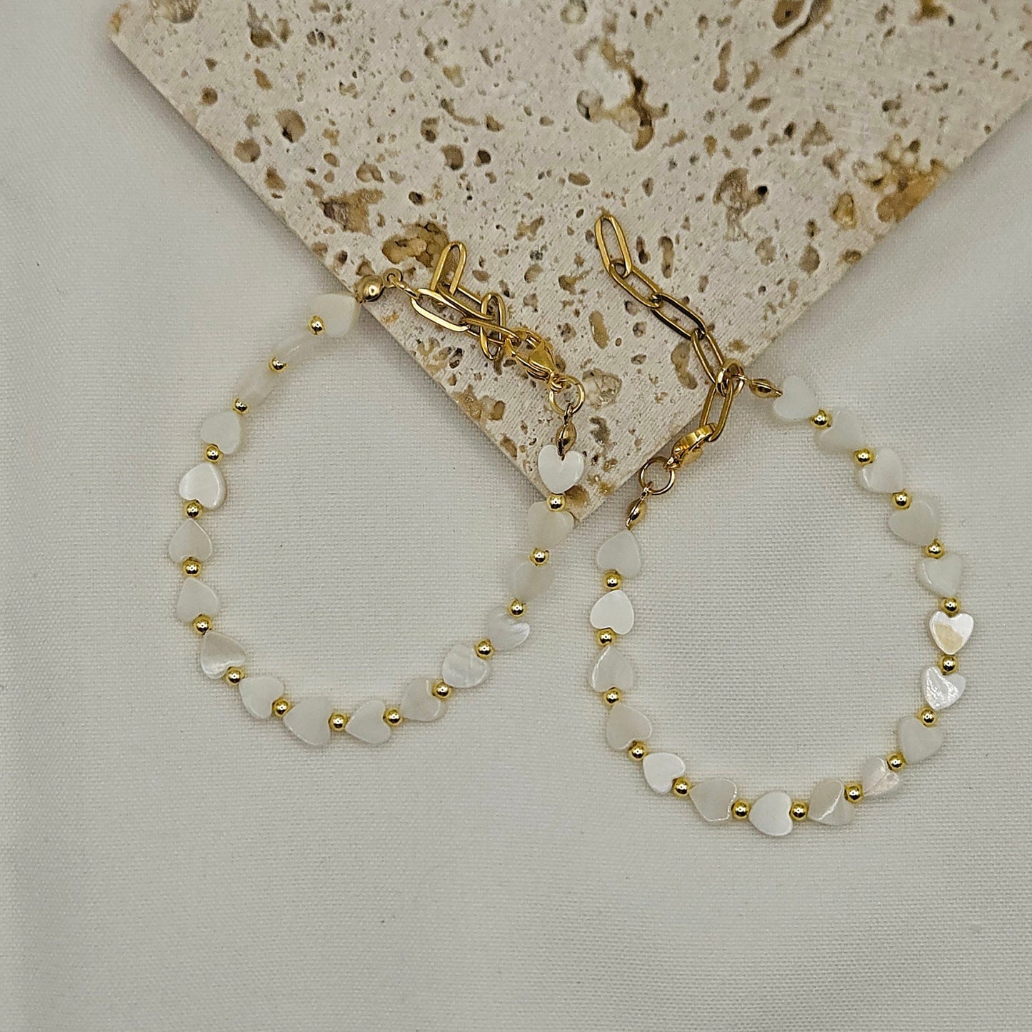 Armband "Porto" – Handgefertigtes Muschelperlen-Armband mit vergoldeten Akzenten