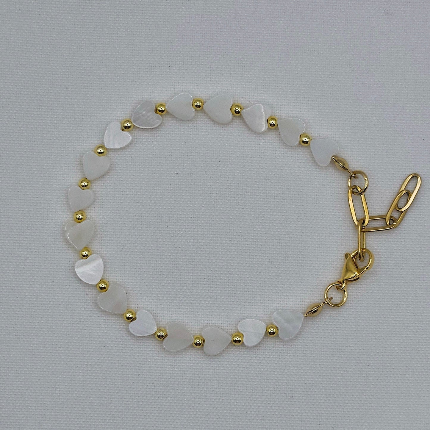 Armband "Porto" – Handgefertigtes Muschelperlen-Armband mit vergoldeten Akzenten