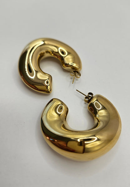 Goldene oversized Creolen im minimalistischen Design